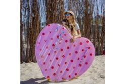Swim Essentials Roze Hart Met Glitters Luchtbed | 150 Cm -Bestway Zwembaden Winkel swim essentials roze hart met glitters luchtbed 150 cm op het strand