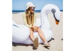 Swim Essentials Witte Zwaan Ride-on Luchtbed 5 Swim Essentials Witte Zwaan Ride-on Luchtbed -Bestway Zwembaden Winkel swim essentials witte zwaan ride on strand